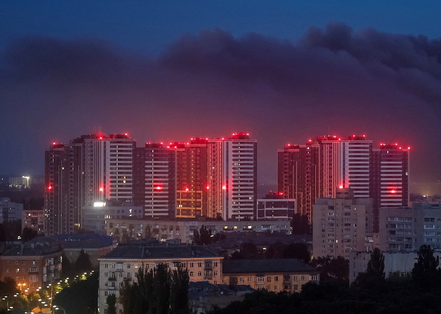 Il fumo si alza sulla città durante un attacco missilistico russo, nel contesto dell'offensiva russa contro l'Ucraina, a Kiev, Ucraina, l'11 luglio 2026. (REUTERS/Gleb Garanich)