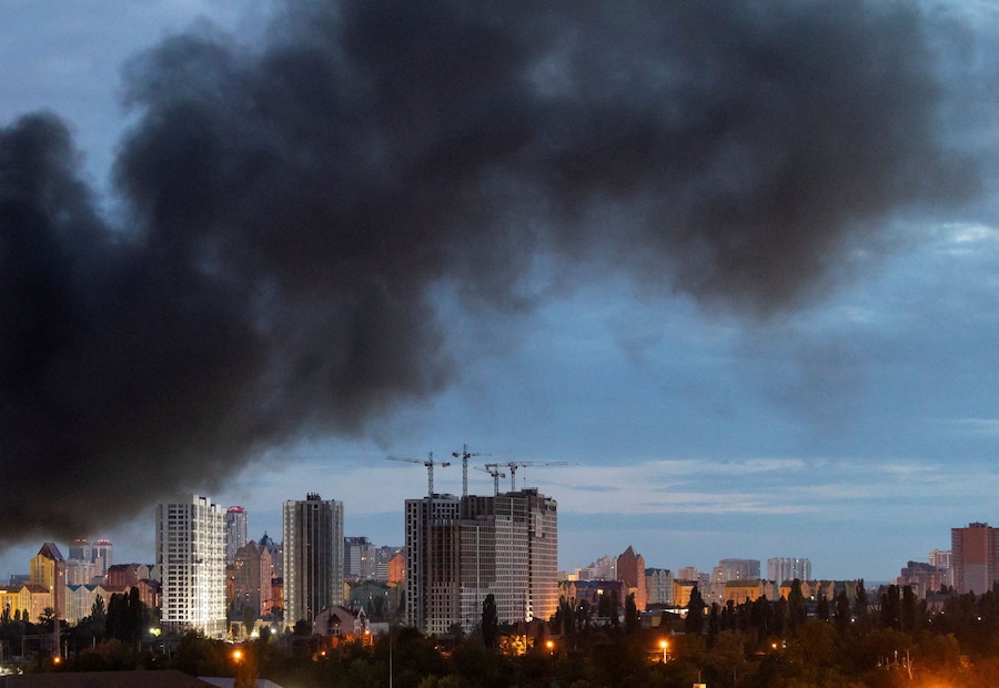 Il fumo si alza sulla città durante un attacco missilistico russo, nel contesto dell'offensiva russa contro l'Ucraina, a Kiev, Ucraina, l'11 luglio 2026. (REUTERS/Vladyslav Sodel)