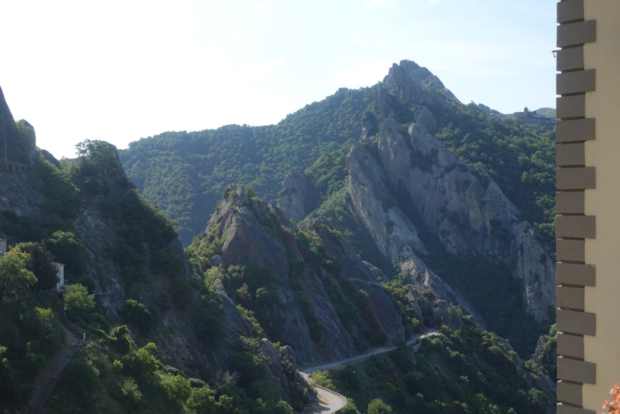 La strada tra le rocce