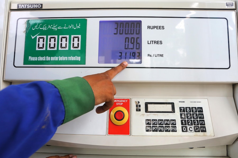 Un benzinaio rifornisce il serbatoio della moto di un cliente in una stazione di servizio a Peshawar, in Pakistan, l’11 luglio 2026. Il Pakistan ha aumentato i prezzi al dettaglio dei prodotti petroliferi di oltre 13 rupie pakistane (circa 0,047 dollari USA) al litro, adducendo come motivazione il forte aumento dei prezzi globali del petrolio a seguito delle rinnovate ostilità tra Stati Uniti e Iran e delle tensioni nello Stretto di Hormuz. (EPA)