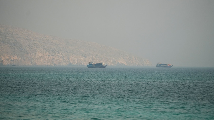Navi nello Stretto di Hormuz, viste da Musandam, Oman. (REUTERS)