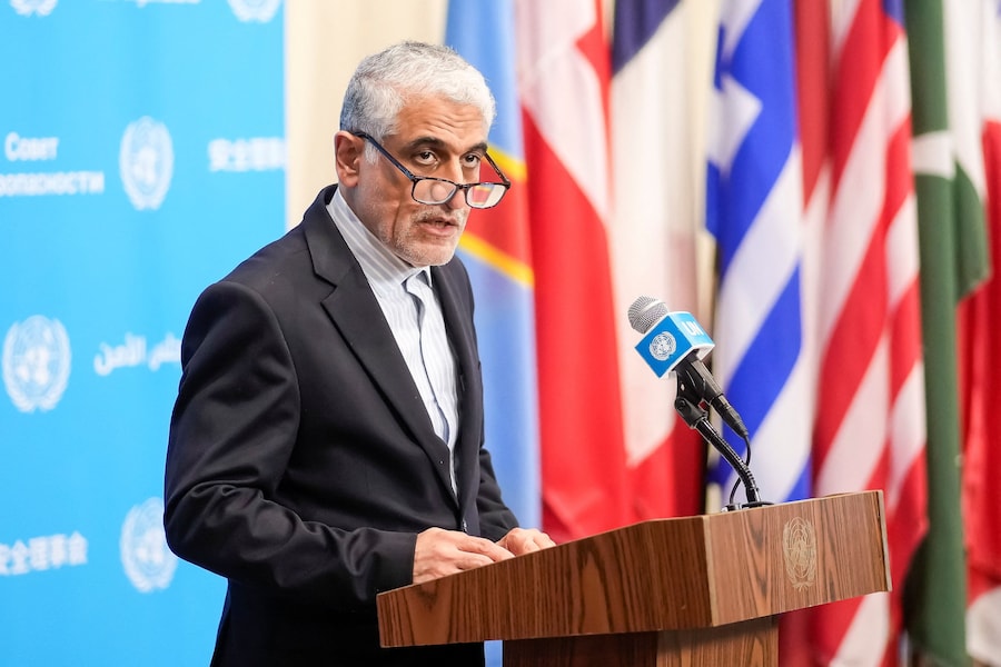 Amir-Saeid Iravani, ambasciatore dell'Iran presso le Nazioni Unite, interviene durante una conferenza stampa al termine della riunione del Consiglio di Sicurezza delle Nazioni Unite sulla situazione in Iran, presso la sede delle Nazioni Unite a New York, Stati Uniti, il 10 luglio 2026. (REUTERS)