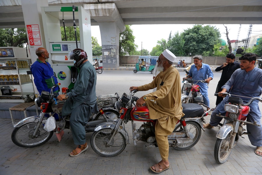 Un benzinaio rifornisce il serbatoio della moto di un cliente in una stazione di servizio a Peshawar, in Pakistan, l’11 luglio 2026. Il Pakistan ha aumentato i prezzi al dettaglio dei prodotti petroliferi di oltre 13 rupie pakistane (circa 0,047 dollari USA) al litro, adducendo come motivazione il forte aumento dei prezzi globali del petrolio a seguito delle rinnovate ostilità tra Stati Uniti e Iran e delle tensioni nello Stretto di Hormuz. I nuovi prezzi del carburante sono entrati in vigore immediatamente, aggravando le pressioni inflazionistiche e i costi di trasporto in tutto il Paese. (EPA)