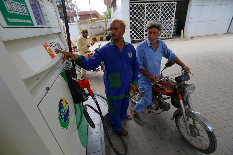 Un benzinaio rifornisce il serbatoio della moto di un cliente in una stazione di servizio a Peshawar, in Pakistan, l’11 luglio 2026. Il Pakistan ha aumentato i prezzi al dettaglio dei prodotti petroliferi di oltre 13 rupie pakistane (circa 0,047 dollari USA) al litro, adducendo come motivazione il forte aumento dei prezzi globali del petrolio a seguito delle rinnovate ostilità tra Stati Uniti e Iran e delle tensioni nello Stretto di Hormuz. (EPA)