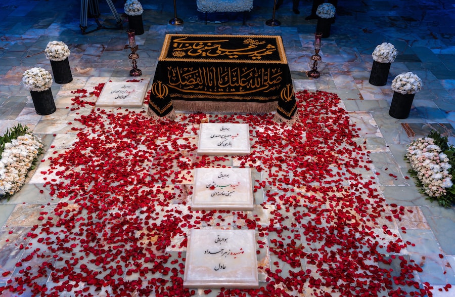 Una foto fornita dall’ufficio della Guida Suprema iraniana mostra la tomba del defunto Ayatollah Ali Khamenei, all’interno del santuario dell’Imam Reza nella città di Mashhad, in Iran, il 10 luglio 2026. (EPA)