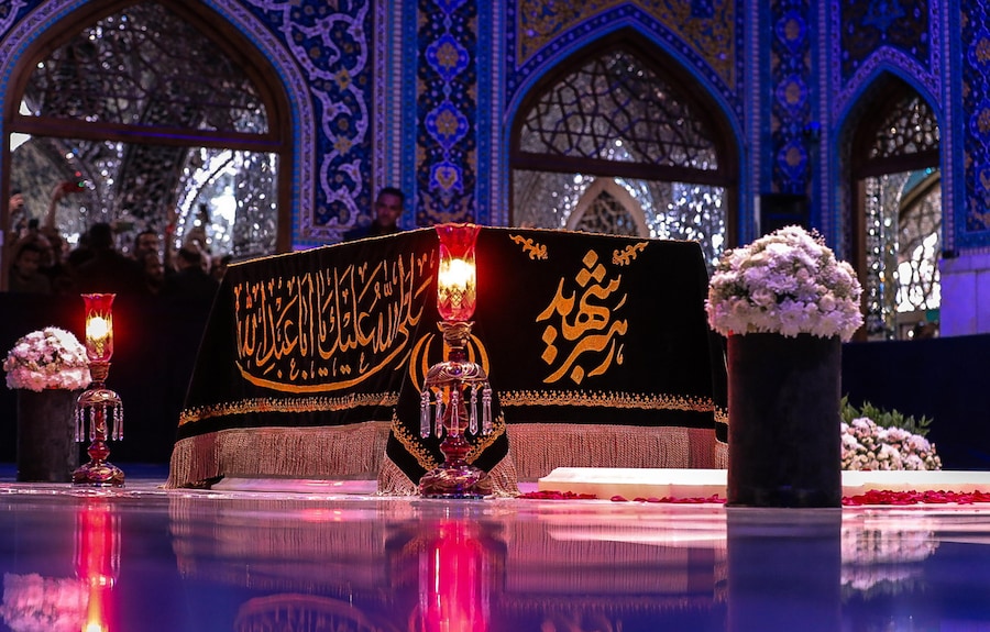 Una foto fornita dall’ufficio della Guida Suprema iraniana mostra la tomba del defunto Ayatollah Ali Khamenei, all’interno del santuario dell’Imam Reza nella città di Mashhad, in Iran, il 10 luglio 2026. (EPA)