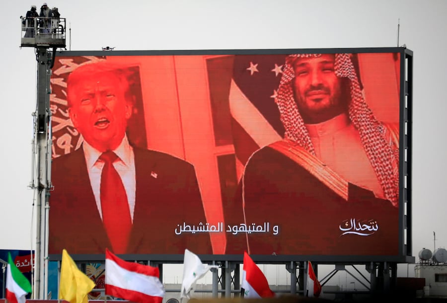 Un cartellone digitale raffigura il presidente degli Stati Uniti Donald Trump (a sinistra) e il principe ereditario saudita Mohammed bin Salman, mentre i sostenitori degli Houthi organizzano una manifestazione di solidarietà con il popolo iraniano. (EPA)