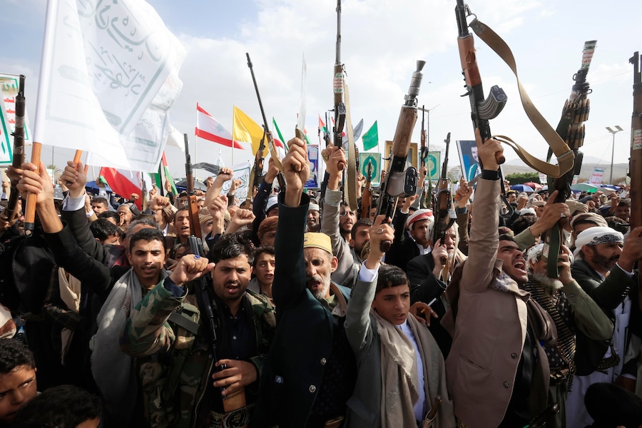 Sostenitori degli Houthi brandiscono le armi durante una manifestazione di solidarietà con il popolo iraniano . (EPA)