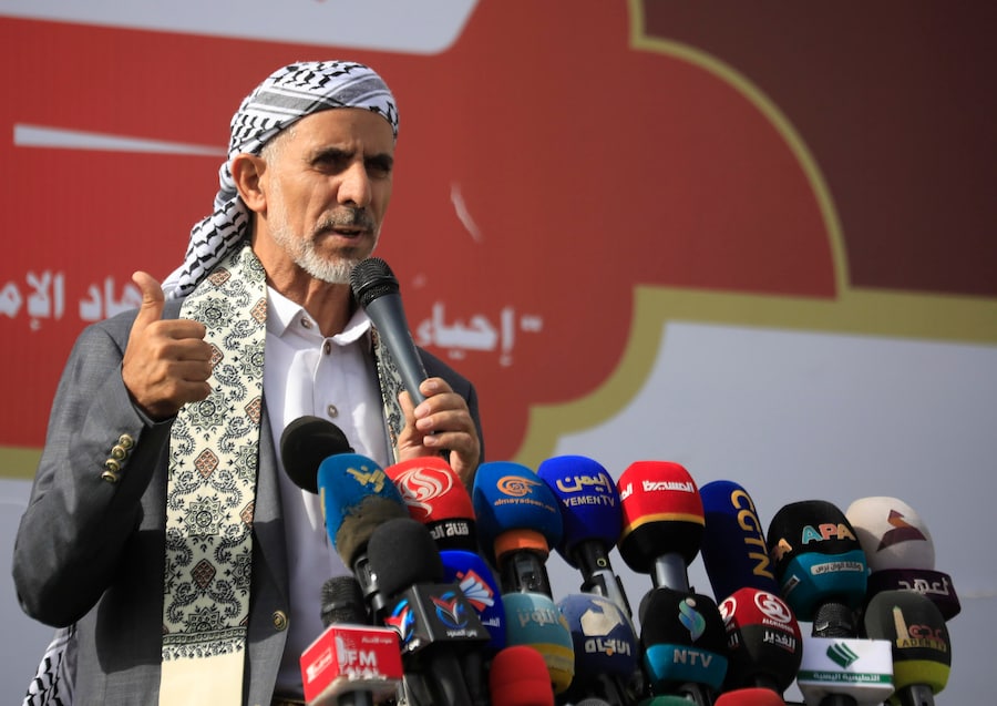 Il primo ministro Mohammed Miftah, a capo del governo provvisorio guidato dagli Houthi, tiene un discorso durante una manifestazione di sostenitori degli Houthi in solidarietà con il popolo iraniano e contro i raid aerei statunitensi sull’Iran, a Sana’a, nello Yemen, il 10 luglio 2026. (EPA)