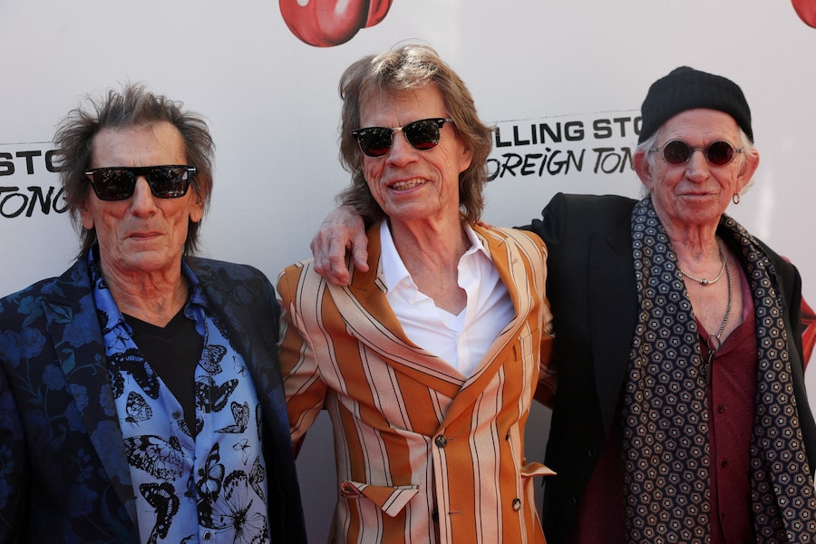 Mick Jagger, Keith Richards e Ronnie Wood posano sul tappeto rosso in occasione della presentazione del nuovo album in studio dei Rolling Stones, “Foreign Tongues”, nel quartiere di Brooklyn a New York, Stati Uniti, il 5 maggio 2026. (REUTERS)