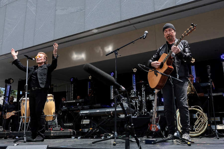 Bono e The Edge degli U2 si esibiscono durante la cerimonia di inaugurazione dell'Obama Presidential Center a Chicago, Illinois, Stati Uniti, il 18 giugno 2026. (REUTERS)