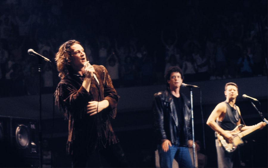 11 giugno 1986; Atlanta, Georgia, Stati Uniti; Il cantante Bono Vox degli "U2" e il cantante Lou Reed si esibiscono dal vivo durante il concerto di Amnesty International ad Atlanta. (ZUMA Press Wire via Reuters Conn)