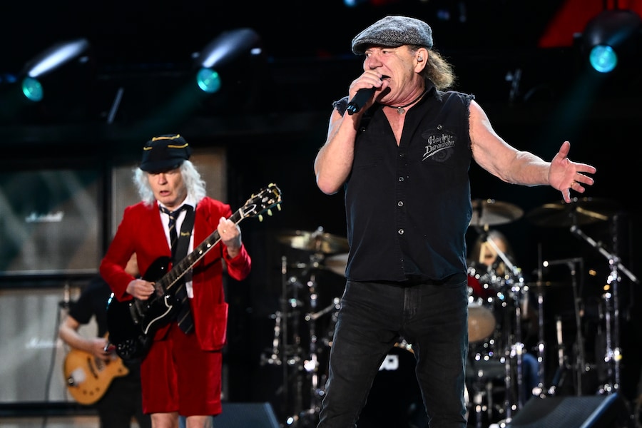 Angus Young (a sinistra) e Brian Johnson durante un concerto della band rock australiana AC/DC al MCG di Melbourne, mercoledì 12 novembre 2025. (AAPIMAGE via Reuters Connect)
