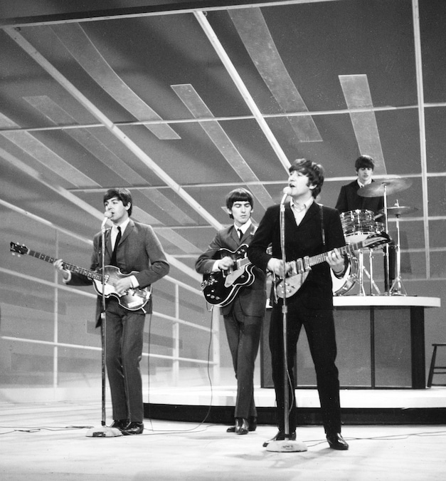 I Beatles, da sinistra: Paul McCartney, George Harrison, John Lennon e Ringo Starr in una foto d'archivio senza data. Quarant'anni fa, il 10 aprile 1970, i Beatles si sciolsero. Dal 1962 al 1970 i Beatles hanno pubblicato 13 LP e, con 22 singoli, hanno dominato le classifiche. (ASSOCIATED PRESS)