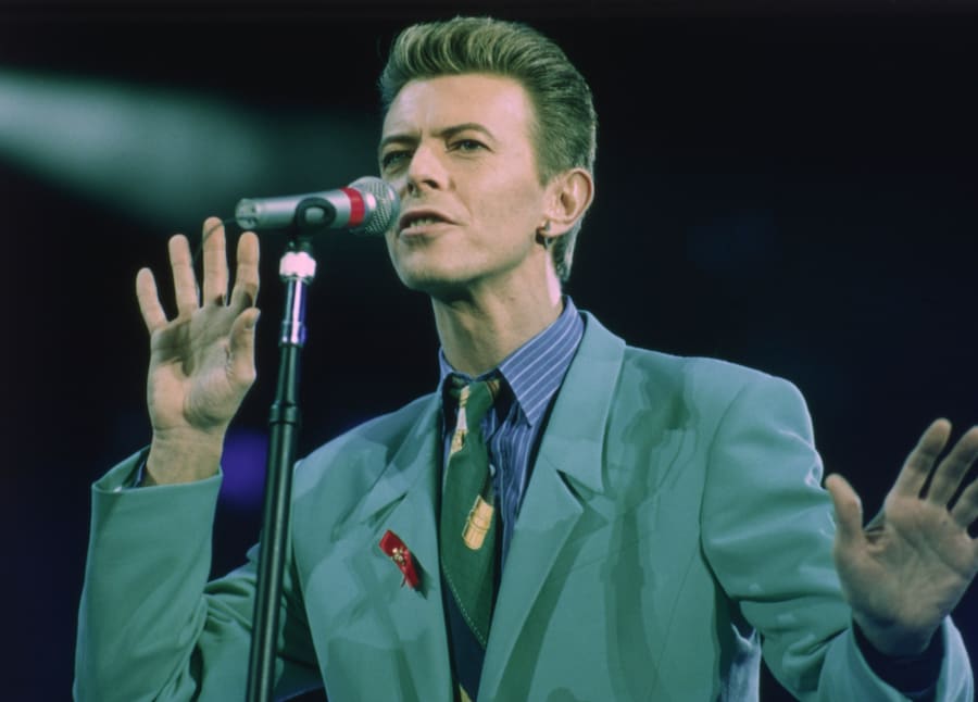 Il cantante britannico David Bowie si esibisce sul palco durante il concerto in omaggio a Freddie Mercury il 20 aprile 1992 a Londra, nel Regno Unito. (AP)
