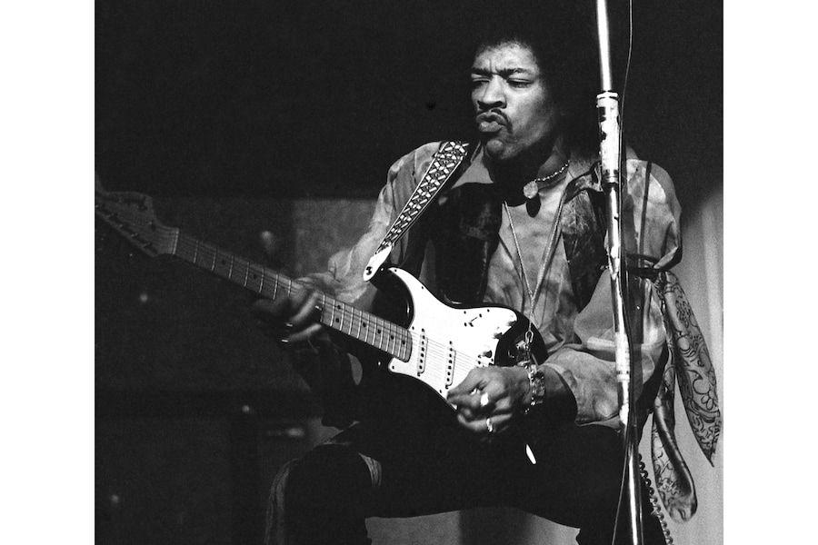 Jimi Hendrix si esibisce durante il suo tour alla Rheinhalle di Düsseldorf, in Germania, il 14 gennaio 1969. (AP)