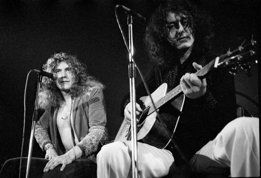 Robert Plant e Jimmy Page dei Led Zeppelin durante un’esibizione acustica a Copenaghen, in Danimarca, il 2 marzo 1973. (ZUMA Press Wire via Reuters Conn)