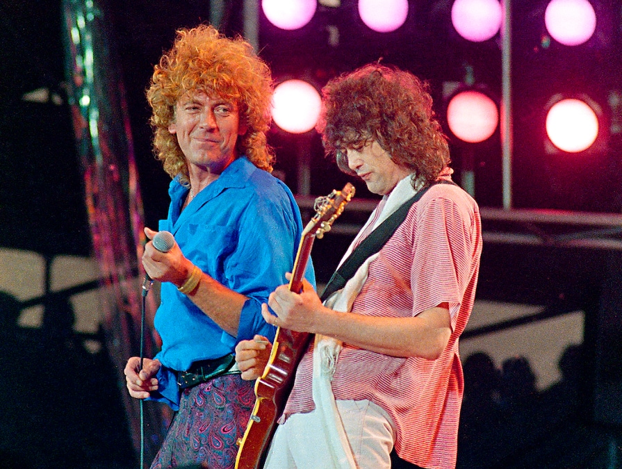 I membri dei Led Zeppelin, il cantante Robert Plant, a sinistra, e il chitarrista Jimmy Page, si esibiscono al concerto di beneficenza Live Aid allo stadio JFK di Filadelfia il 13 luglio 1985. (AP)