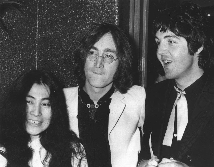John Lennon (al centro) e Paul McCartney, con la produttrice cinematografica giapponese Yoko Ono. ( (ASSOCIATED PRESS)