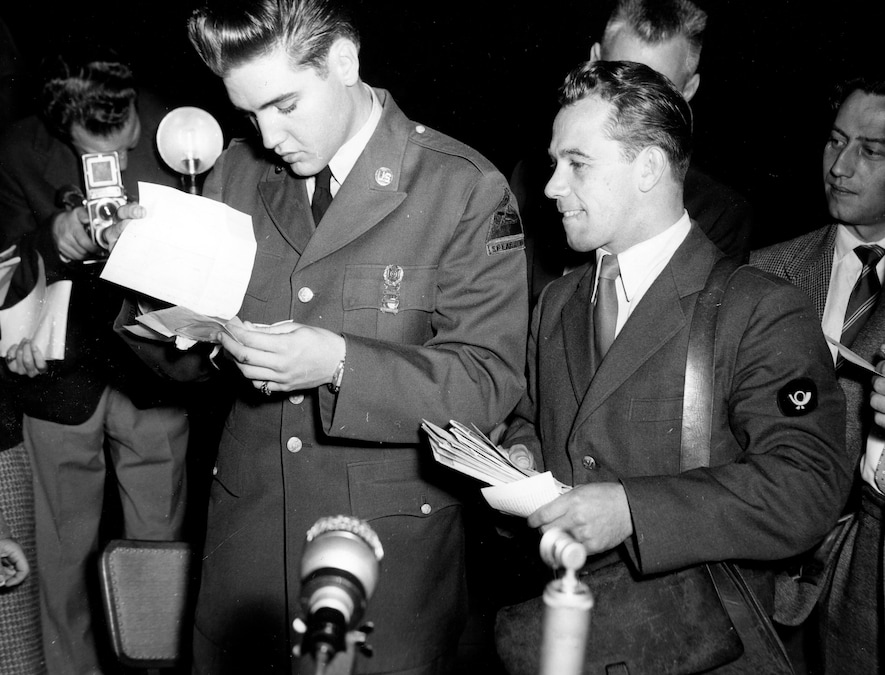 2 ottobre 1958 - Elvis riceve la sua prima pila di posta da un addetto postale tedesco durante una conferenza stampa nel campo di Friedberg, dove sta prestando servizio militare per 16 mesi. (ZUMA Press Wire via Reuters Conn)