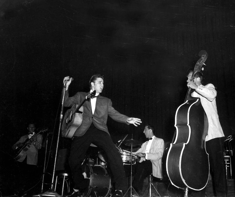 Elvis Presley si esibisce a San Francisco nel 1960. (ZUMA Press Wire via Reuters Conn)