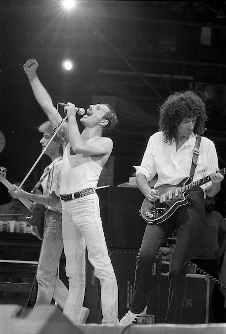 Freddie Mercury, Brian May e John Deacon dei Queen si esibiscono al Live Aid a Londra, in Gran Bretagna, il 13 luglio 1985. (REUTERS)