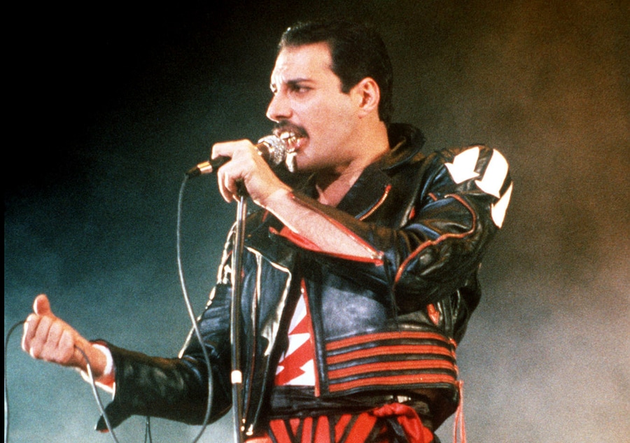 In questa foto d'archivio del 1985, il cantante Freddie Mercury del gruppo rock Queen si esibisce durante un concerto a Sydney, in Australia. (AP)