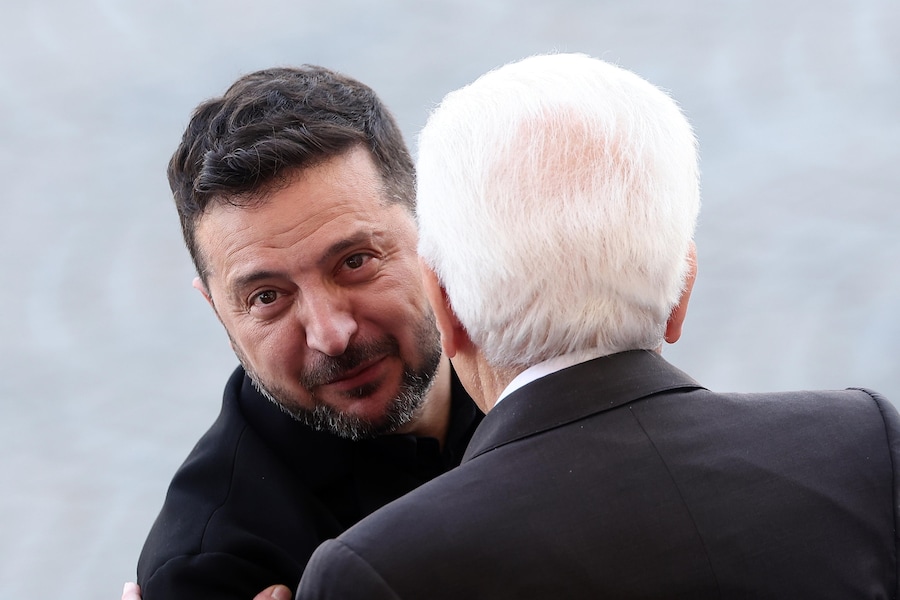 Il presidente ucraino Volodymyr Zelensky (a sinistra) arriva alla parata militare del Giorno della Bastiglia, a Parigi, in Francia, il 14 luglio 2026. Il presidente ucraino è l’ospite d’onore della parata di quest’anno, che si svolge all’insegna del tema «Il risveglio strategico dell’Europa», insieme ai leader e alle massime autorità di oltre 30 altre nazioni della Coalizione dei Volenterosi, un’iniziativa europea che si impegna a sostenere l’Ucraina. Di spalle il presidente Mattarella che saluta Zelensky. (EPA/Teresa Suarez)