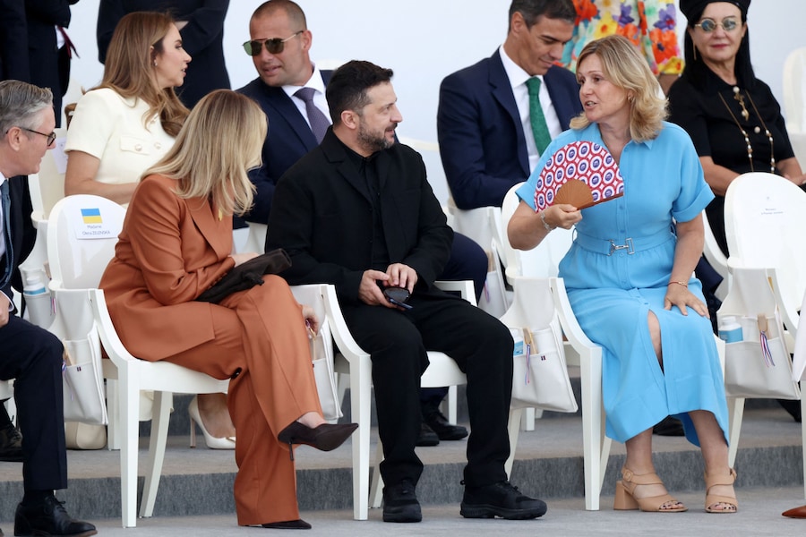 La presidente dell'Assemblea nazionale Yael Braun-Pivet, il presidente ucraino Volodymyr Zelenskiy e sua moglie Olena Zelenska assistono alla parata militare annuale del Giorno della Bastiglia in Place de la Concorde a Parigi, in Francia, il 14 luglio 2026. (REUTERS/Tom Nicholson)