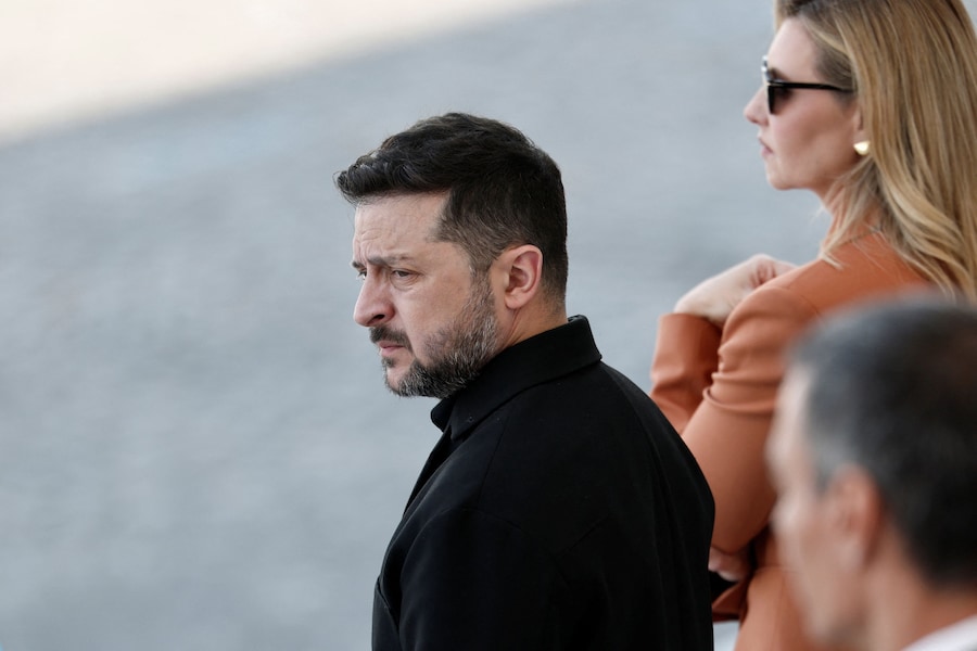 Il presidente ucraino Volodymyr Zelenskiy e sua moglie Olena Zelenska assistono alla parata militare annuale del Giorno della Bastiglia sugli Champs-Élysées a Parigi, in Francia, il 14 luglio 2026. (REUTERS/Benoit Tessier)