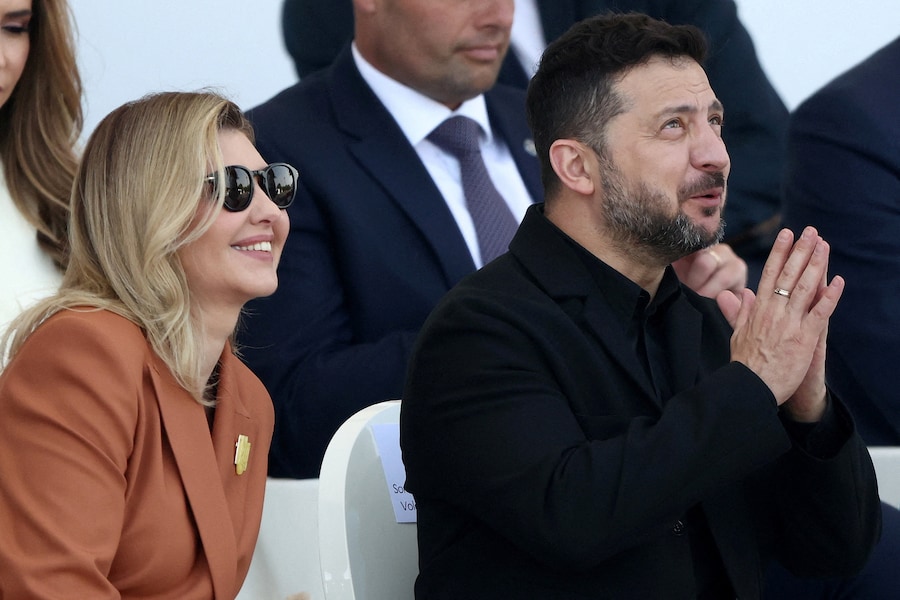Il presidente ucraino Volodymyr Zelenskiy e sua moglie Olena Zelenska assistono alla parata militare annuale del Giorno della Bastiglia in Place de la Concorde a Parigi, in Francia, il 14 luglio 2026. (REUTERS/Tom Nicholson)