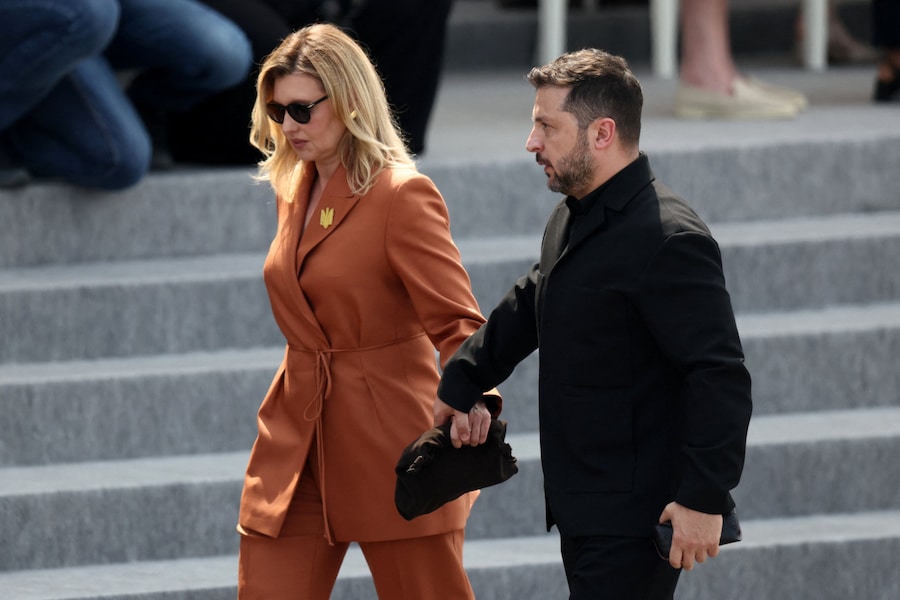 Il presidente ucraino Volodymyr Zelenskiy e sua moglie Olena Zelenska si allontanano al termine della parata militare annuale del Giorno della Bastiglia in Place de la Concorde a Parigi, in Francia, il 14 luglio 2026. (REUTERS/Tom Nicholson)