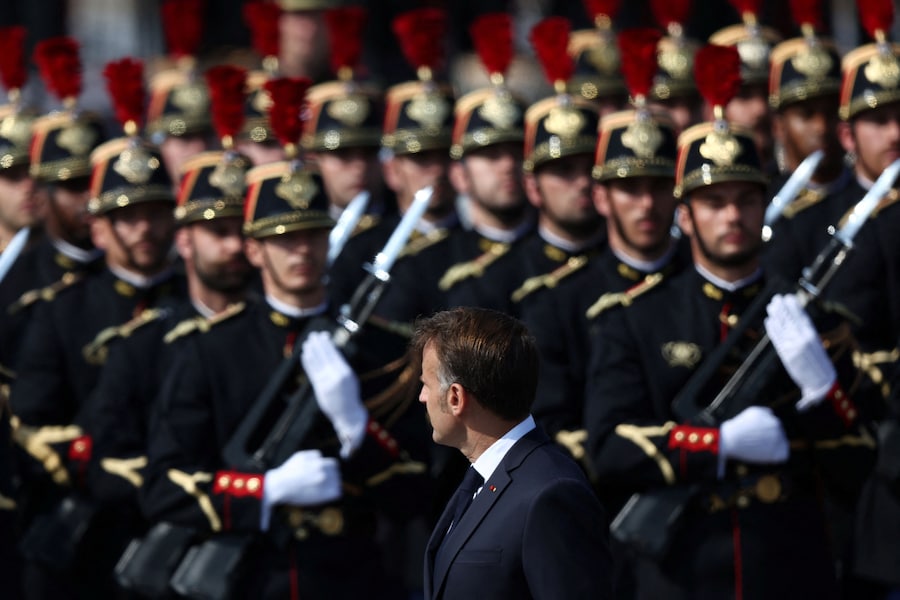 Il presidente francese Emmanuel Macron passa in rassegna le truppe durante la parata militare annuale del Giorno della Bastiglia in Place de la Concorde a Parigi, Francia, il 14 luglio 2026. (REUTERS/Tom Nicholson)