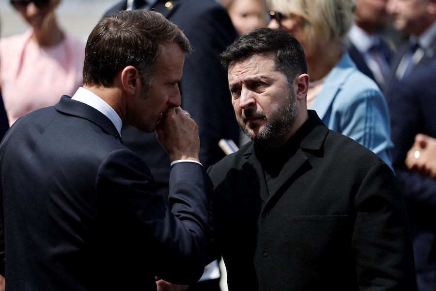 Il presidente francese Emmanuel Macron parla con il presidente ucraino Volodymyr Zelenskiy mentre si allontanano al termine della parata militare annuale del Giorno della Bastiglia in Place de la Concorde a Parigi, Francia, il 14 luglio 2026. (REUTERS/Benoit Tessier/Pool)