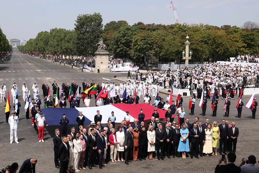 (da sinistra a destra, prima fila) il presidente finlandese Alexander Stubb, sua moglie Suzanne Innes-Stubb, il primo ministro olandese Rob Jetten, il presidente rumeno Nicusor Dan, la sua compagna Mirabela Gradinaru, il presidente italiano Sergio Mattarella, la presidente della Commissione europea Ursula Von der Leyen, la moglie del cancelliere tedesco Charlotte Merz, il presidente del Senato francese Gérard Larcher, la first lady ucraina Olena Zelenska, il presidente ucraino Volodymyr Zelensky, la moglie del presidente francese Brigitte Macron, il presidente francese Emmanuel Macron, il primo ministro ad interim britannico Keir Starmer, il primo ministro francese Sébastien Lecornu, la presidente dell’Assemblea nazionale francese Yael Braun-Pivet, il presidente di Cipro Nikos Christodoulides e il primo ministro maltese Robert Abela, il primo ministro estone Kristen Michal e il presidente del Consiglio europeo Antonio Costa partecipano a una foto di gruppo con altri leader della «Coalizione dei Volenterosi» al termine della parata militare del Giorno della Bastiglia sugli Champs-Élysées, a Parigi, in Francia, il 14 luglio 2026. Il presidente ucraino è l’ospite d’onore della parata di quest’anno, che si svolge all’insegna del tema «Il risveglio strategico dell’Europa», insieme a leader e alti dignitari provenienti da oltre 30 altre nazioni della «Coalizione dei Volenterosi», un’iniziativa europea che si impegna a sostenere l’Ucraina. (EPA/Teresa Suarez)