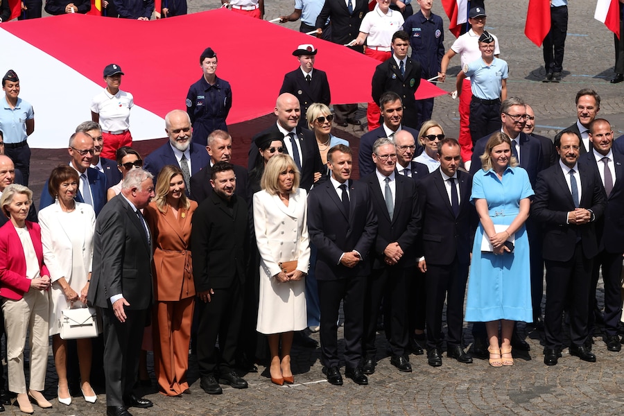(da sinistra a destra, prima fila) la presidente della Commissione europea Ursula Von der Leyen, la moglie del cancelliere tedesco Charlotte Merz, il presidente del Senato francese Gérard Larcher, la first lady ucraina Olena Zelenska, il presidente ucraino Volodymyr Zelensky, la moglie del presidente francese Brigitte Macron, il presidente francese Emmanuel Macron, il primo ministro ad interim britannico Keir Starmer, il primo ministro francese Sébastien Lecornu, la presidente dell’Assemblea nazionale francese Yael Braun-Pivet, il presidente di Cipro Nikos Christodoulides e il primo ministro maltese Robert Abela partecipano a una foto di gruppo con altri leader della «Coalizione dei Volenterosi» al termine della parata militare del Giorno della Bastiglia sugli Champs-Élysées, a Parigi, in Francia, il 14 luglio 2026. Il presidente ucraino è l’ospite d’onore della parata di quest’anno, che si svolge all’insegna del tema «Il risveglio strategico dell’Europa», insieme a leader e alti dignitari provenienti da oltre 30 altre nazioni della «Coalizione dei Volenterosi», un’iniziativa europea che si impegna a sostenere l’Ucraina. (EPA/Teresa Suarez)