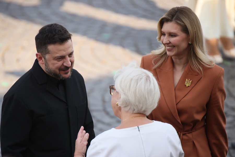 Il presidente ucraino Volodymyr Zelensky e sua moglie Olena Zelenska, a destra, arrivano alla parata militare del Giorno della Bastiglia sugli Champs-Élysées a Parigi, martedì 14 luglio 2026. (AP Photo/Thomas Padilla/APN)
