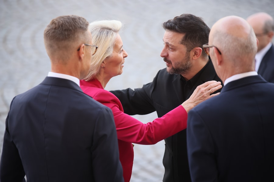 Il presidente ucraino Volodymyr Zelensky, al centro a destra, e la presidente della Commissione europea Ursula von der Leyen, al centro a sinistra, arrivano alla parata militare del Giorno della Bastiglia sugli Champs-Élysées a Parigi, martedì 14 luglio 2026. (AP Photo/Thomas Padilla/APN)