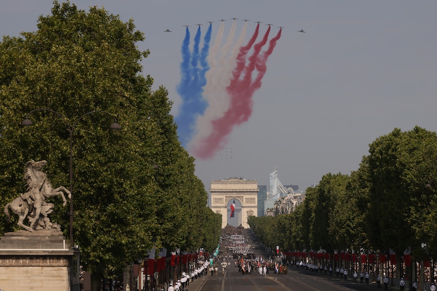 I jet della pattuglia acrobatica Patrouille de France sorvolano gli Champs-Élysées a Parigi durante la parata militare del Giorno della Bastiglia, martedì 14 luglio 2026. (AP Photo/Thomas Padilla/APN)