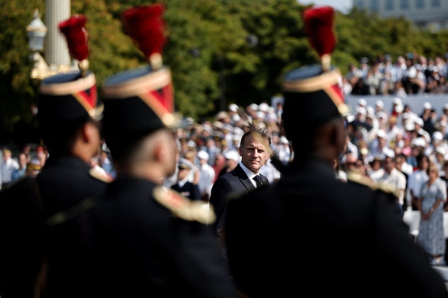 Il presidente francese Emmanuel Macron passa in rassegna le truppe durante la parata militare annuale del Giorno della Bastiglia a Parigi, in Francia, martedì 14 luglio 2026. (Benoit Tessier/Pool Photo via AP/APN)