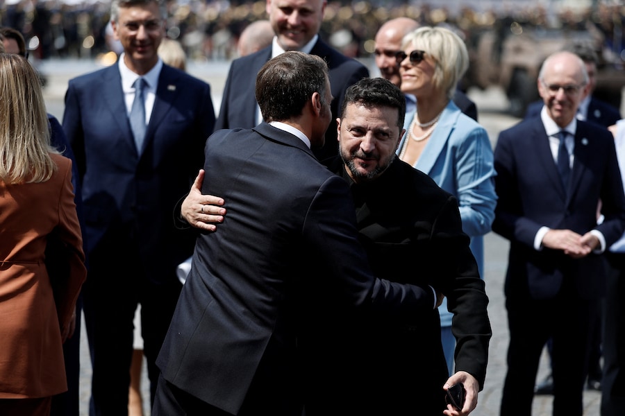 Il presidente francese Emmanuel Macron abbraccia il presidente ucraino Volodymyr Zelenskyy mentre si allontanano al termine della parata militare annuale del Giorno della Bastiglia in Place de la Concorde a Parigi, in Francia, martedì 14 luglio 2026. (Benoit Tessier/Foto Pool via AP/Associated Press/LaPresse/APN)