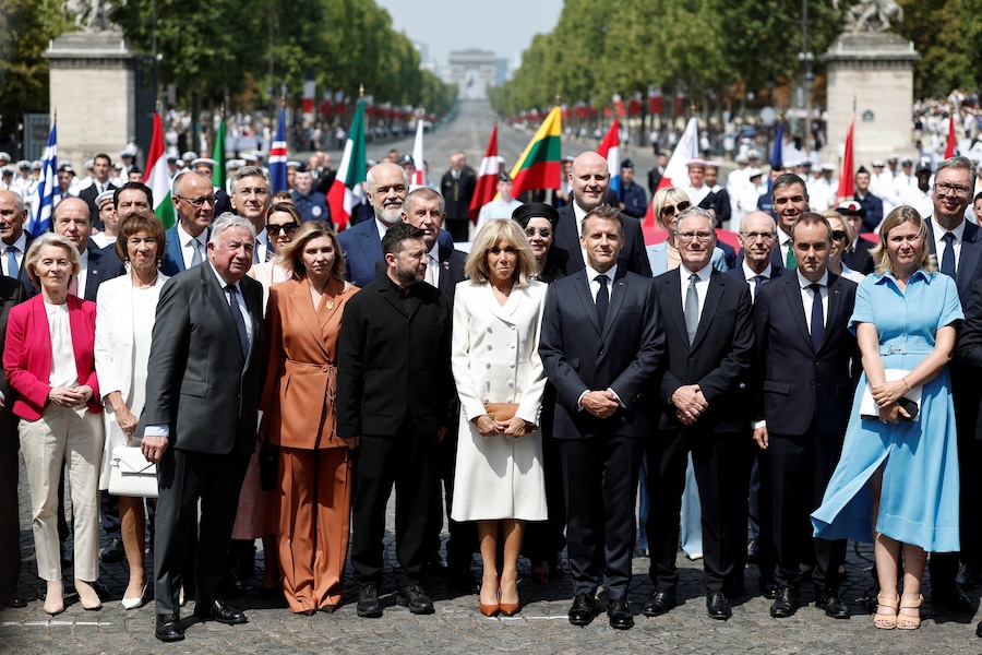 Il presidente francese Emmanuel Macron, sua moglie Brigitte Macron, il presidente ucraino Volodymyr Zelenskyy e sua moglie Olena Zelenska, i capi di Stato e di governo della Coalizione dei Volenterosi, la presidente dell’Assemblea nazionale Yael Braun-Pivet e il presidente del Senato Gérard Larcher posano per una foto di gruppo dopo la parata militare annuale del Giorno della Bastiglia in Place de la Concorde a Parigi, in Francia, martedì 14 luglio 2026. (Benoit Tessier/Foto Pool via AP/Associated Press/LaPresse/APN)