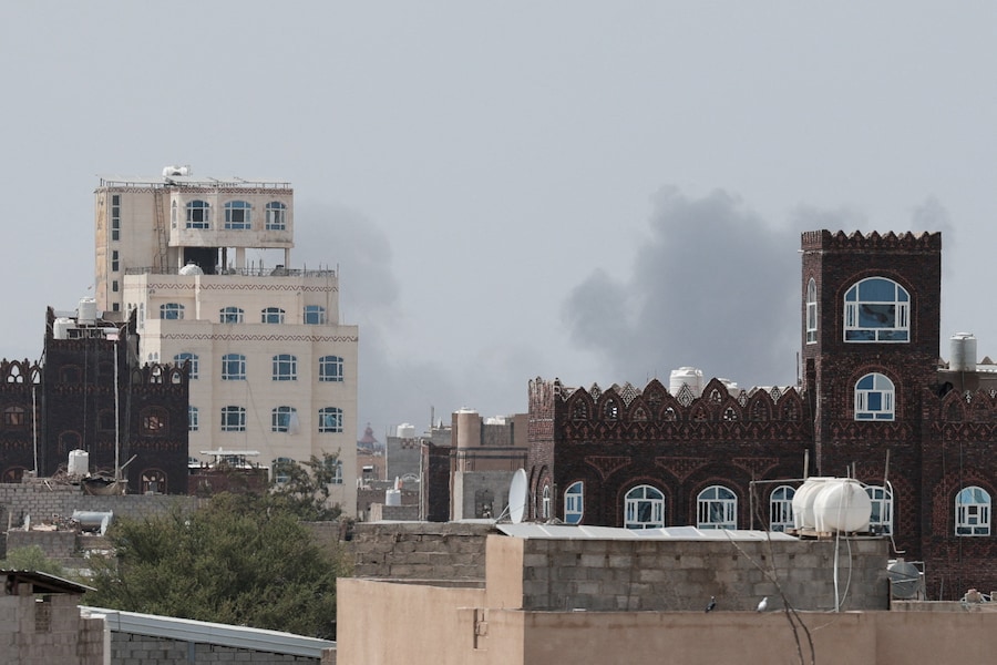 Il fumo si alza dopo le notizie di un attacco aereo che avrebbe colpito nelle vicinanze dell'aeroporto internazionale di Sanaa, come si vede da Sanaa, Yemen. (REUTERS)