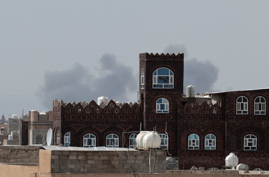 Il fumo si alza in seguito a un attacco aereo, dopo che il ministero della Difesa yemenita ha dichiarato che le sue forze armate avevano preso di mira la pista dell’aeroporto internazionale di Sanaa, a Sanaa, nello Yemen. (REUTERS)