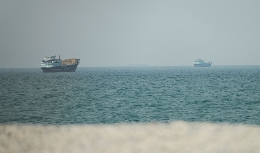 Navi nello Stretto di Hormuz, viste da Musandam, Oman. (REUTERS)