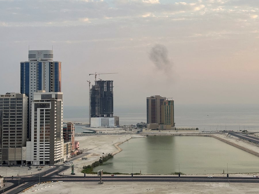 Il fumo si alza dopo l'intercettazione di un drone nelle prime ore del mattino a Manama, in Bahrein. (REUTERS)
