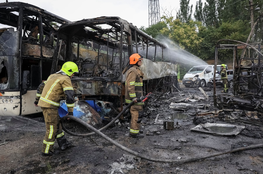 I vigili del fuoco intervengono sul luogo di un parcheggio per autobus colpito da un attacco con droni russi, nel contesto dell'offensiva russa contro l'Ucraina, a Odessa. (REUTERS)