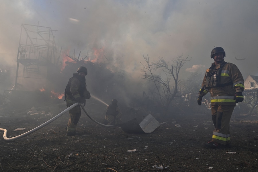 I vigili del fuoco intervengono sul luogo di alcune abitazioni danneggiate da un attacco aereo russo, nel contesto dell'offensiva russa contro l'Ucraina, a Zaporizhzhia. (REUTERS)