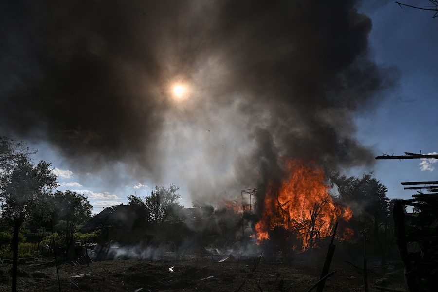 Un edificio residenziale va a fuoco dopo essere stato danneggiato da un attacco aereo russo, nel contesto dell'offensiva russa contro l'Ucraina, a Zaporizhzhia. (REUTERS)