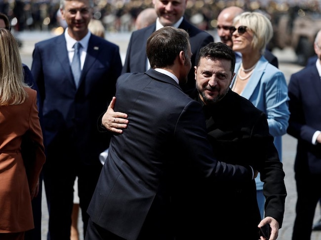 Applausi per Zelensky alla parata militare del 14 luglio sugli Champs-Elysées